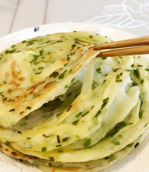 手把手教你做出美味的油葱饼（家常早餐必备，营养又简单；主角葱香味浓，口感酥脆可口）