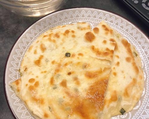 手把手教你做出美味的油葱饼（家常早餐必备，营养又简单；主角葱香味浓，口感酥脆可口）