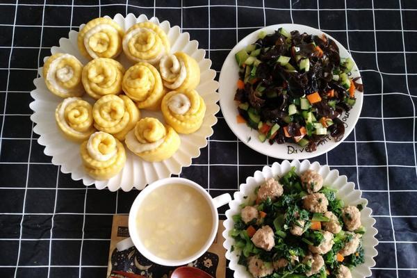 油菜丝汆丸子的做法（营养美味的自制丸子）