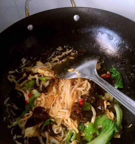 香煎油菜蛋炒面（油菜鲜香，面条爽滑，美味简单易做）