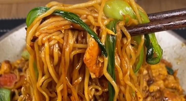 香煎油菜蛋炒面（油菜鲜香，面条爽滑，美味简单易做）