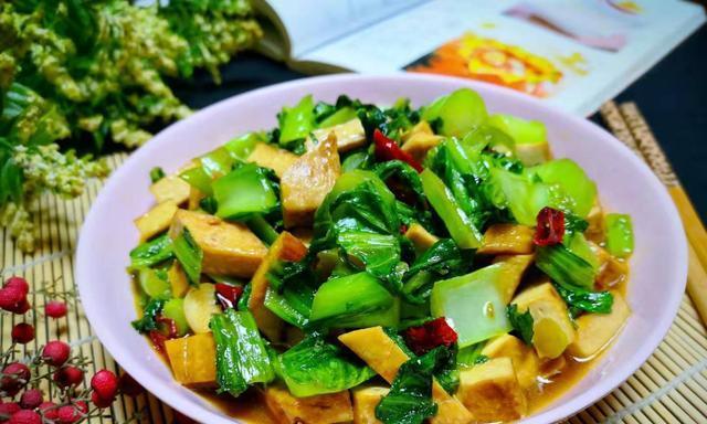 油菜炒肉片的做法（一道简单营养的家常菜）
