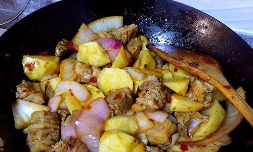 以油扁土豆为主的美食制作方法（挑战味蕾，享受美食艺术）