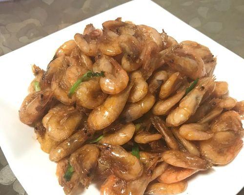美味油爆小河虾的制作方法（传统川菜，口感鲜美的家常小菜）