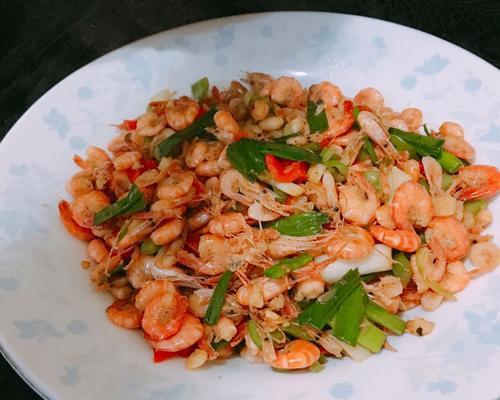 美味油爆小河虾的制作方法（传统川菜，口感鲜美的家常小菜）