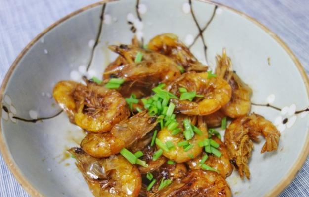美味又简单，油爆大虾的做法（美食爱好者必知的海鲜料理/大虾爆炒的五个技巧）