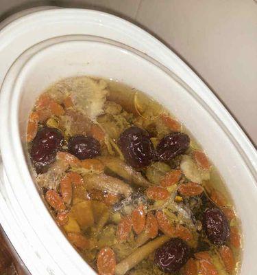 营养丰富的乌鸡炖土豆（以乌鸡为主料，加入土豆和其他食材烹制的美食佳肴）