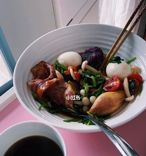 用鹰嘴豆和圣女果做色拉，让你爱上健康美食（营养丰富又美味的鹰嘴豆圣女果色拉，教你如何做）