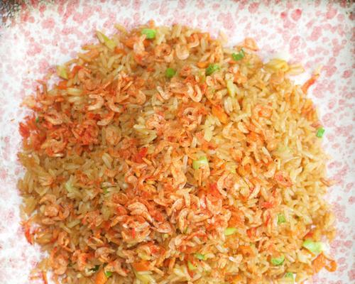 美味樱花虾炒饭（以海鲜为主，清爽口感，健康美味）