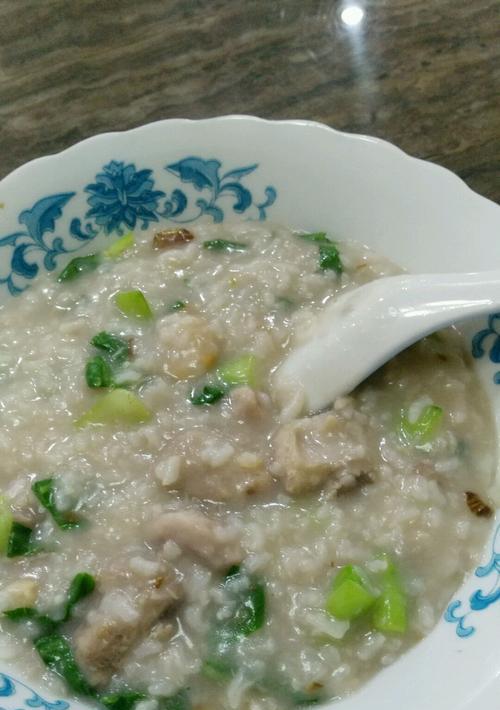 营养美味的婴儿辅食——玉米糁排骨粥（营养丰富，适合宝宝的成长需求）