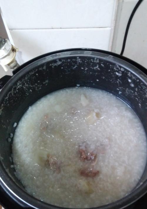 营养美味的婴儿辅食——玉米糁排骨粥（营养丰富，适合宝宝的成长需求）