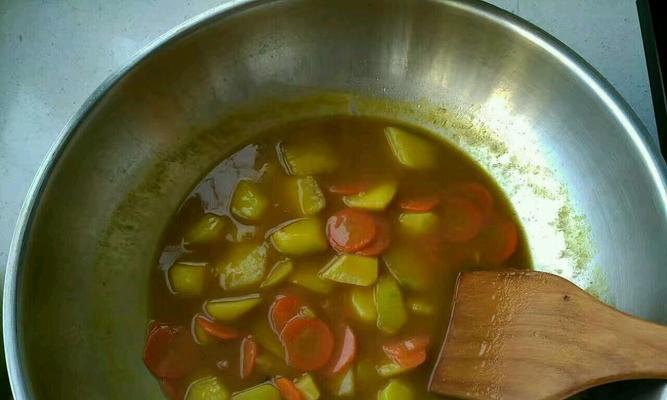 如何制作正宗的英国咖哩鸡汤（用新鲜材料，制作口感浓郁的咖哩鸡汤）