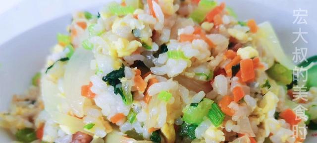 香气四溢的洋葱蛋炒饭（做法简单易学，美味可口，主要为“洋葱蛋炒饭”）
