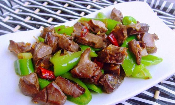 以洋葱炒猪心，美味又营养（传统美味家常菜）