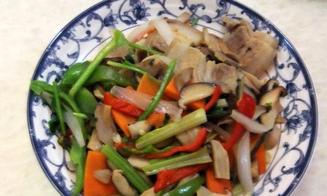 解密美味洋葱炒香菇（让你品尝鲜香爽口的家常美食）