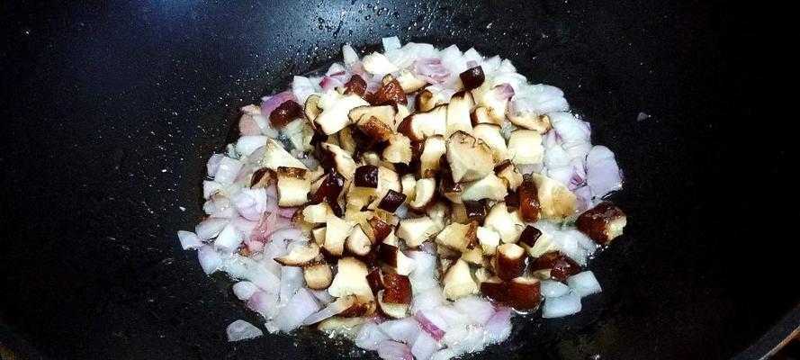 解密美味洋葱炒香菇（让你品尝鲜香爽口的家常美食）