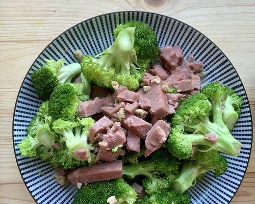 美味又健康的洋葱炒西兰花（用洋葱和西兰花做出清爽又美味的菜肴）