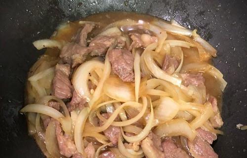 美食诱惑——洋葱炒五花肉（用爆炒出香气，让你胃口大开！）