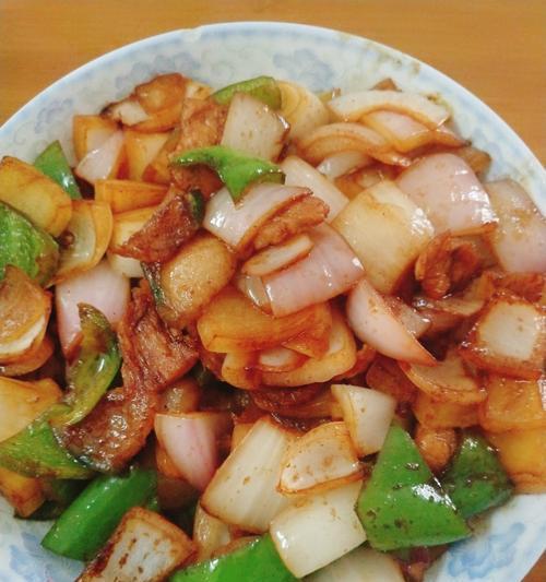 以洋葱为主调味的土豆干，色香味俱佳，简单易做，老少皆宜。（以洋葱为主调味的土豆干，色香味俱佳，简单易做，老少皆宜。）