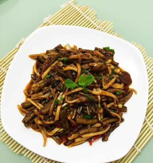 美味可口的洋葱炒鳝鱼，尝试一下！（用新鲜的鳝鱼和甜美的洋葱做出口感细腻、口味独特的美食）