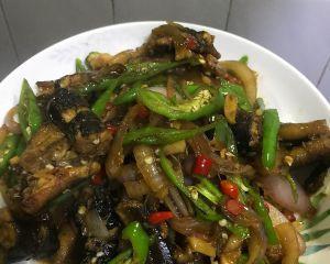 美味可口的洋葱炒鳝鱼，尝试一下！（用新鲜的鳝鱼和甜美的洋葱做出口感细腻、口味独特的美食）