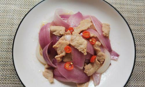 彩椒洋葱炒肉片，口感鲜美！