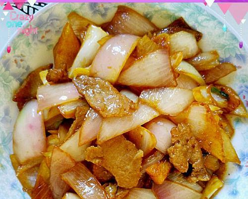 学会这道菜，让你爱上下厨房！（教你轻松炒出美味洋葱炒肉，健康好味道）