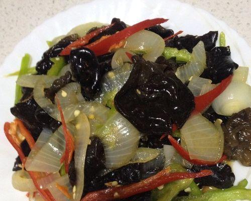 中式美食大赏——洋葱炒青椒木耳（营养丰富，美味可口，家庭厨房必备菜肴）