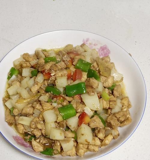 美味可口的洋葱炒鸡丁（传统美食的经典再现，口感鲜美，营养丰富）