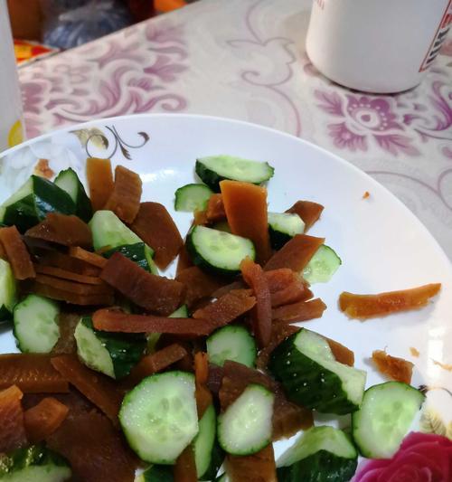 美味健康的洋葱炒黄瓜（学会如何用洋葱炒出美味又健康的黄瓜菜肴）