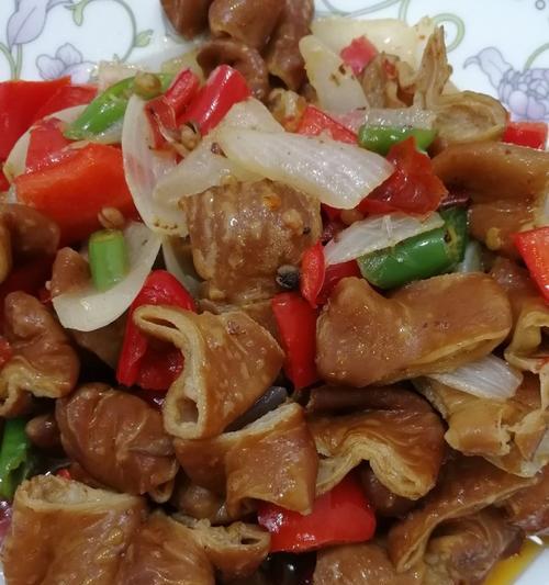 用洋葱炒出美味肥肠