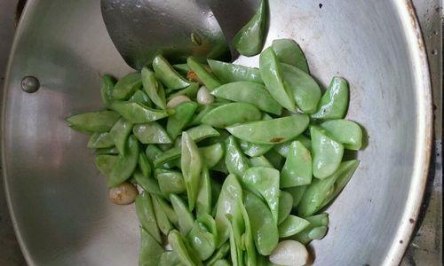 手把手教你制作美味洋扁豆炒酱瓜（脆嫩洋扁豆和爽脆酱瓜的完美组合）
