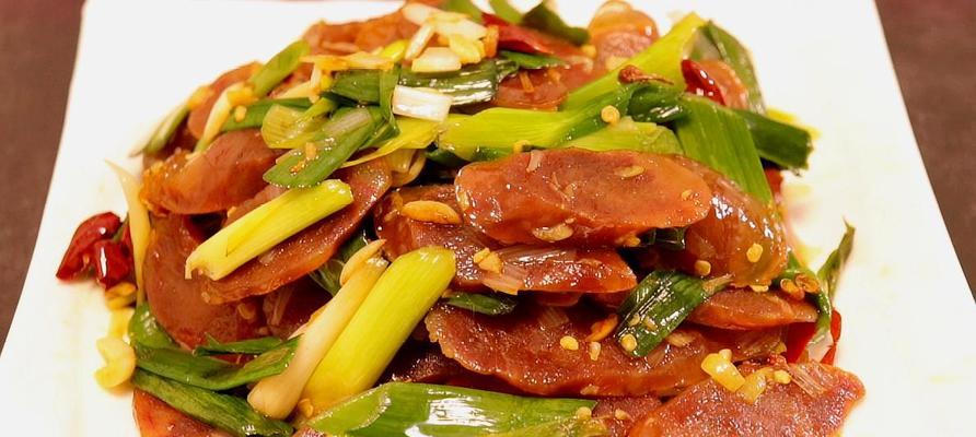 家常美食——羊血炒蒜苗（荤素搭配营养丰富，中式佳肴闻名世界）