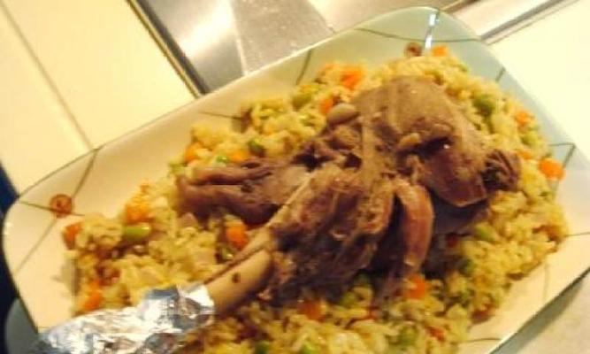 手抓饭美食攻略（以羊腿抓饭，探寻新疆美食奥秘）