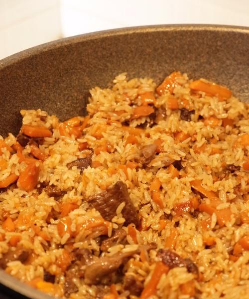 手抓饭美食攻略（以羊腿抓饭，探寻新疆美食奥秘）