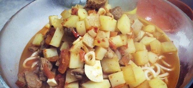 手把手教你做羊肉臊子面（制作方法简单易懂，享受美味一口接一口）