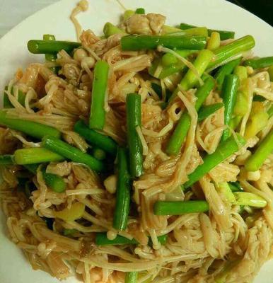 羊肉片炒金针菇，美味又营养（简单易学的烹饪技巧让您品尝到美味佳肴）