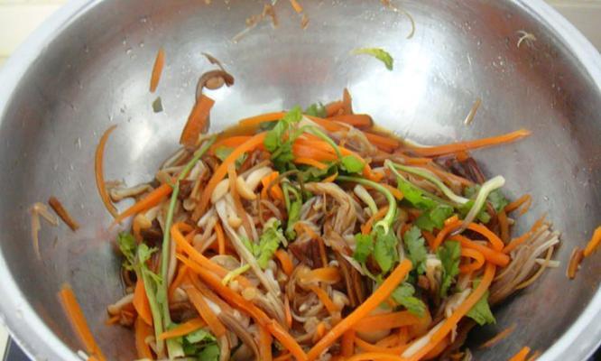 羊肉片炒金针菇，美味又营养（简单易学的烹饪技巧让您品尝到美味佳肴）
