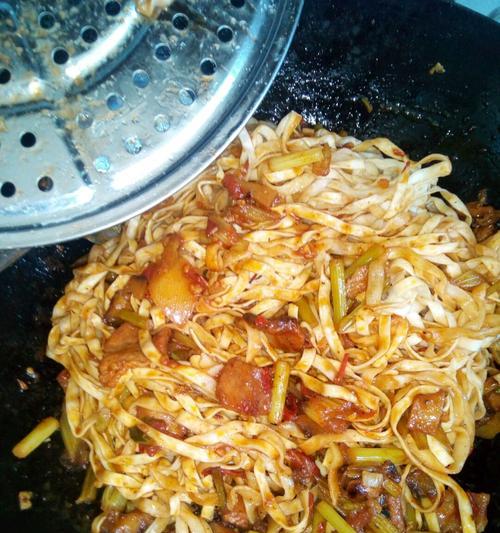 享受美食，学做羊肉焖面（传统美味，让你流连忘返）