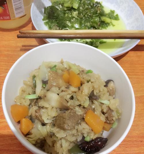 如何制作美味的羊肉焖饭（享受来自中亚的美味佳肴，烹饪技巧一网打尽）