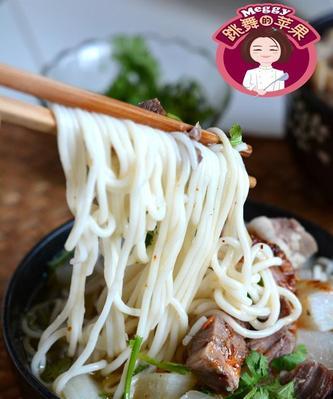 自制美味羊肉拉面（以羊肉为主材，手工制作，口感鲜美）