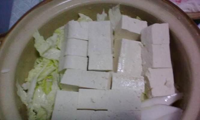 以雪影豆腐为主材料的美食制作（做出口感细腻，香气扑鼻的美味佳肴）