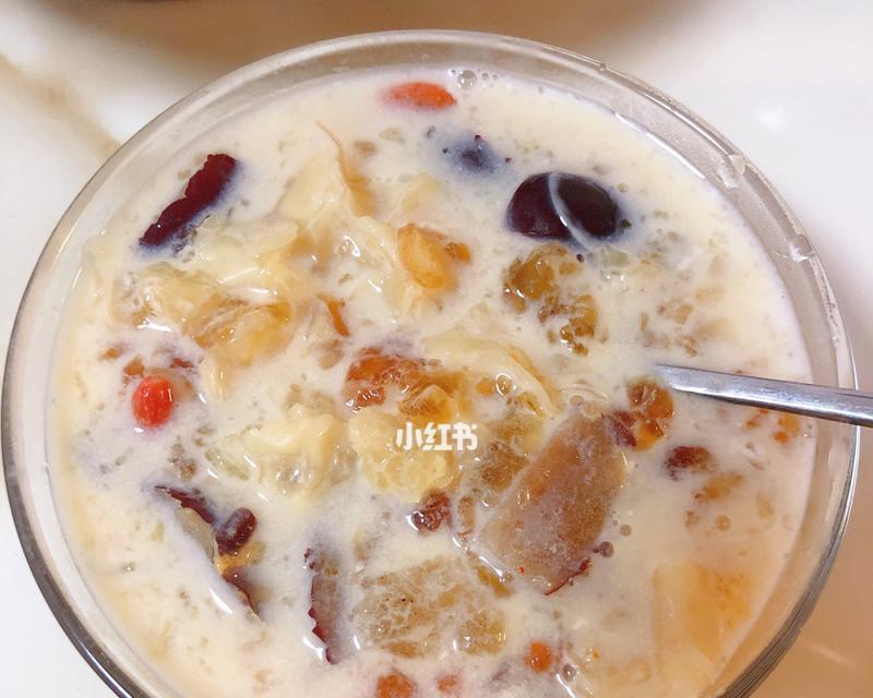 营养美味雪燕桃胶皂角米炖奶（家庭健康必备，美味可口的炖奶）