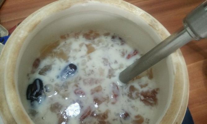 炖牛奶，喝出美丽肌肤（以雪燕桃胶为秘密武器的牛奶炖品，让你从内而外焕发光彩）