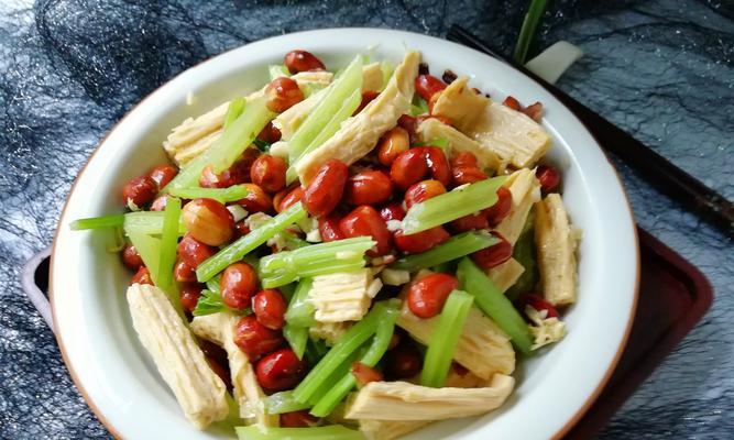 夏日清爽雪人娃娃的营养凉拌菜（以芝麻酱为基础的拌菜制作方法及菜谱推荐）