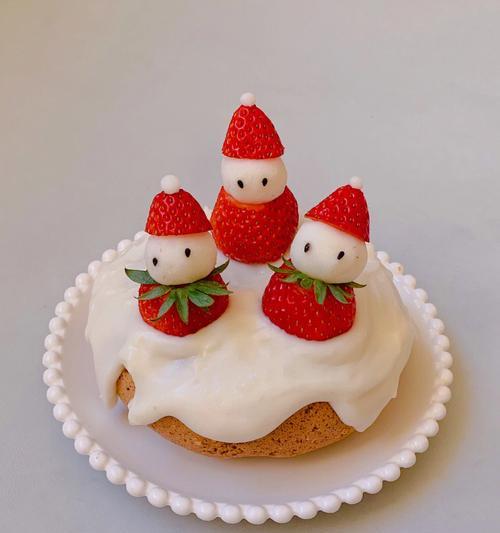 分享美味雪人杯子蛋糕做法（制作步骤详解，轻松做出可爱蛋糕）