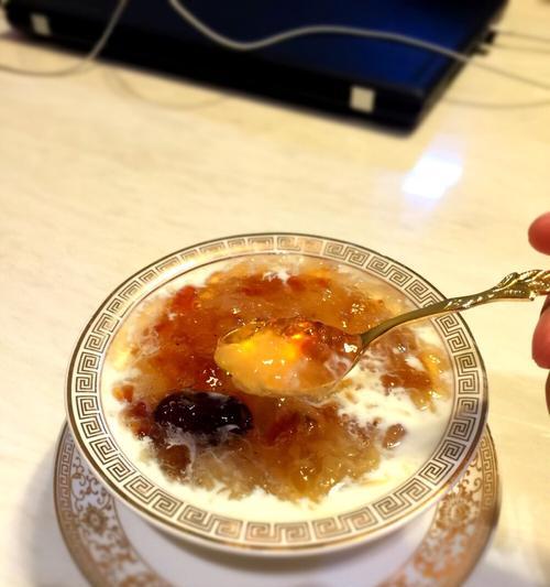雪莲子银耳红枣羹的做法（滋补养生，营养丰富）