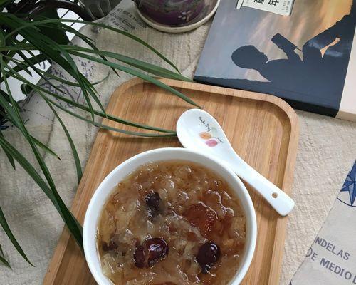 雪莲子银耳红枣羹的做法（滋补养生，营养丰富）