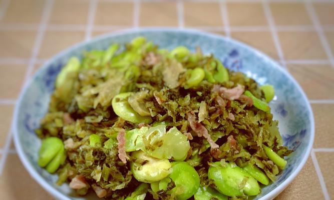 雪里蕻蚕豆蛋花汤，清热解暑的好选择（用四种食材打造的清爽汤品，夏日必备解暑良方）