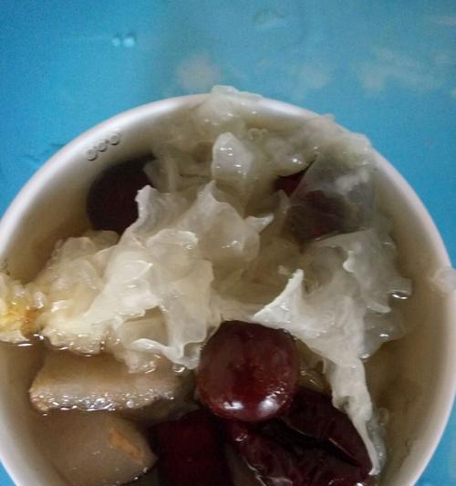 以雪梨银耳金橘子糖水为主题的家常糖水做法（健康又美味的冬季甜品/银耳雪梨金橘子汤水的制作方法）